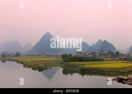 Collines karstiques le long de la rivière Li, Yangshuo, Guangxi, Chine Banque D'Images