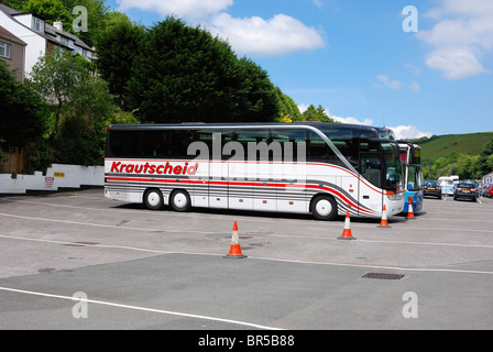 Un tour bus parking polperro cornwall england uk Banque D'Images