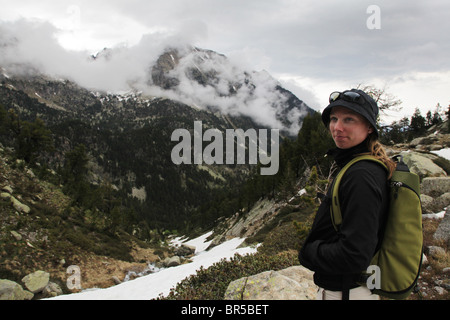 L'augmentation des brouillards et nuages bas tourbillonner autour de forêt subalpine et les montagnes du Parc National de Sant Maurici Pyrénées Espagne Banque D'Images