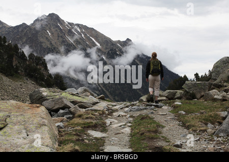 Le Parc National de Sant Maurici descente à partir du haut de Portarro d'Espot col pyrénéen sur traverse, dans les Pyrénées, Espagne Banque D'Images