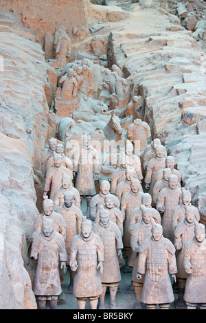 En soldats en terre cuite du tombeau de l'Empereur Qinshihuangdi, Xian, Province du Shaanxi, Chine Banque D'Images