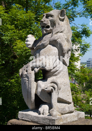 Une statue d'un lion dans le parc du château de Nottingham, Nottinghamshire England UK Banque D'Images