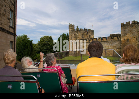 Tour Bus au château d'Alnwick Banque D'Images