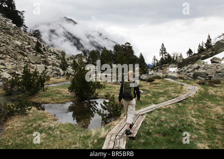 Le Parc National de Sant Maurici descente à partir du haut de Portarro d'Espot col pyrénéen sur traverse, dans les Pyrénées, Espagne Banque D'Images