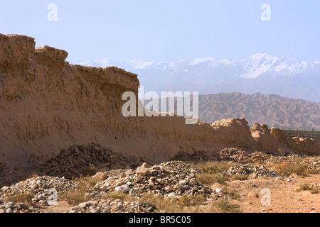 Ruines de la Grande muraille dans le désert de Gobi, Jiayuguan, Province de Gansu, Chine Banque D'Images