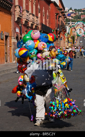 Un vendeur de ballon traditionnel à l'indépendance Day Parade annuelle en septembre - San Miguel de Allende, Mexique Banque D'Images