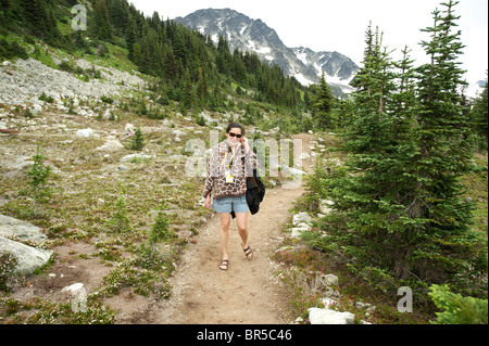 Femme de la randonnée sur le mont Blackcomb. Whistler, BC, Canada Banque D'Images