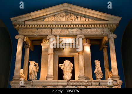 L'Europe, Royaume-Uni, Angleterre, Londres, British Museum, façade est de Néréide Monument reconstruit Banque D'Images