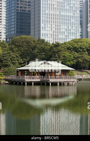 Vues des gratte-ciel dans le quartier de Shiodome comme vu de l'intérieur de Hama-rikyu Teien Gardens, à Tokyo, au Japon, du lundi 23 août Banque D'Images