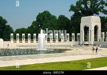 L'Atlantic Theatre avec pavillon et piliers de la U.S. National World War II Memorial, Washington D.C., USA, Banque D'Images