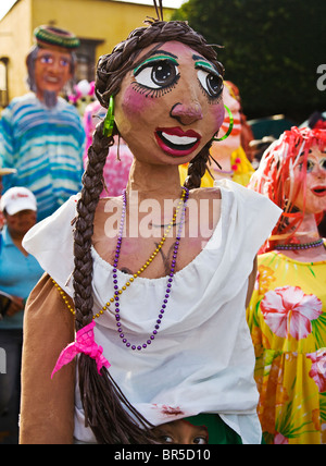 Géants en papier mâché sur pilotis prendre part à l'indépendance Day Parade annuelle en septembre - San Miguel de Allende, Mexique Banque D'Images