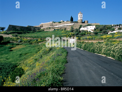 La route menant à la petite ville fortifiée de Monsaraz, dans le sud du Portugal Alentejo la province. Banque D'Images