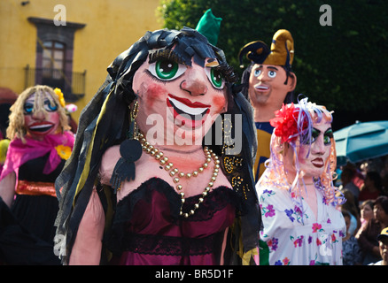 Géants en papier mâché prendre part à l'indépendance Day Parade annuelle en septembre - San Miguel de Allende, Mexique Banque D'Images