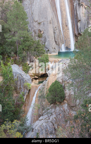 Belle cascade et piscine bleu naturel, le Parc National de Cazorla, Jaen Province, Espagne Banque D'Images