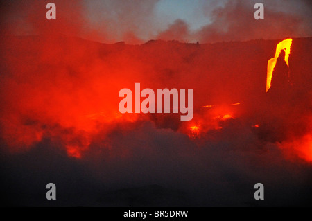 L'augmentation de vapeur lave off qui se jettent dans l'océan, Kilauea Volcano, Hawaii Islands, United States Banque D'Images