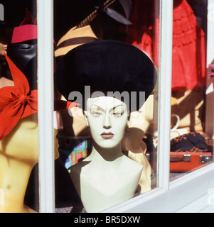 Chapeau vintage sur mannequin dans la vitrine de ce magasin Rocks dans Brick Lane East End Londres Angleterre Royaume-Uni KATHY DEWITT Banque D'Images