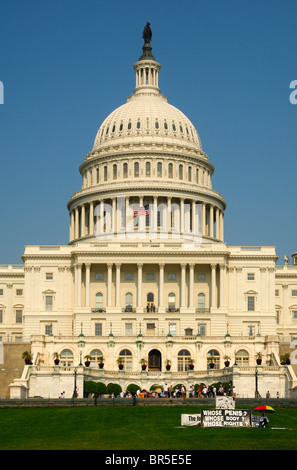 Action de protestation contre la mutilation génitale masculine par la circoncision à l'United States Capitol, Washington, D.C., USA Banque D'Images