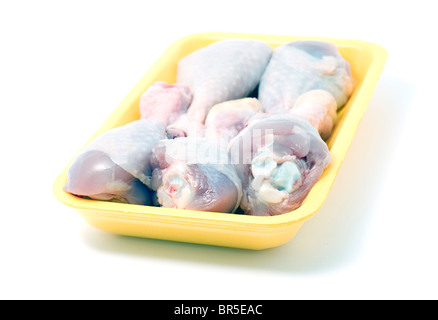 Cuisses de poulet cru dans l'emballage sous vide. Isolé sur blanc. Banque D'Images