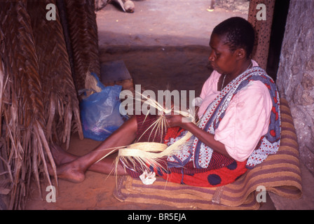 Zanzibari Femme tissant les feuilles de palmier. Zanzibar. La Tanzanie. Banque D'Images