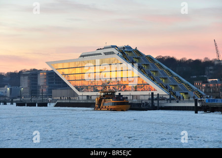 Dockland, immeuble de bureaux modernes sur l'Elbe à Hambourg le port de pêche, Neumuehlen, Hambourg, Allemagne, Europe Banque D'Images