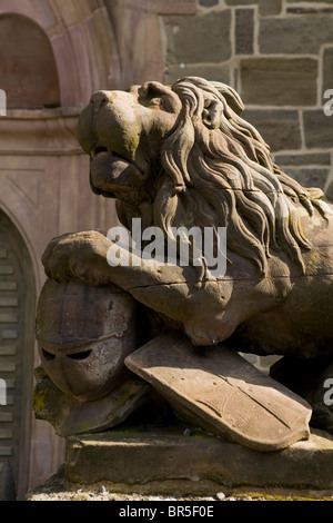 Statue de lion médiéval dans une cour du château de Lowenburg, Kassel, Allemagne. Banque D'Images