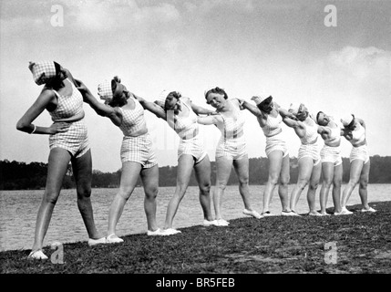 Photographie historique, les femmes faisant de la gymnastique, autour de 1929 Banque D'Images