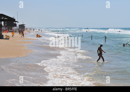 Israël, Haifa, Carmel Beach, les Israéliens d'aller à la plage sur une journée chaude et ensoleillée Banque D'Images