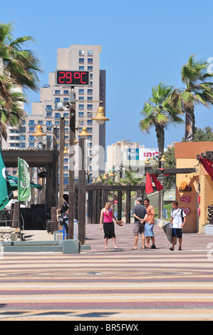 Israël, Haifa, Carmel Beach, les Israéliens d'aller à la plage sur une journée chaude et ensoleillée Banque D'Images