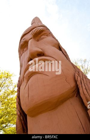 'Plumes' de travers, un cyprès sculpté copie du journal de Thomas King à Ocean Springs, Mississippi, États-Unis Banque D'Images