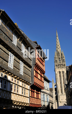 Maisons à colombages et cathédrale, rue Kéréon, Quimper, Finistère, Bretagne, France Banque D'Images