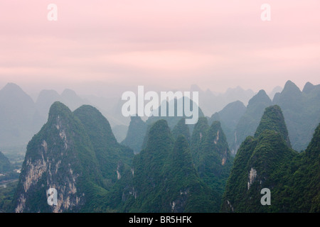 Collines karstiques dans morning mist, Yangshuo, Guangxi, Chine Banque D'Images