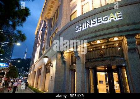 Tour de Séoul dans le parc Namsan, magasin Shinsegae avec en premier plan, à Séoul, en Corée du Sud. Banque D'Images