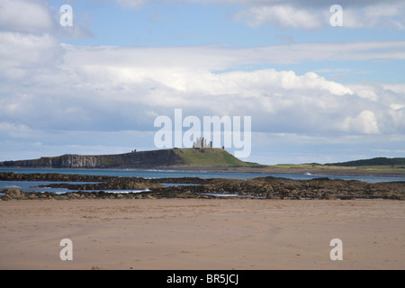 Château de dunstanburgh vu de la plage basse newton Banque D'Images