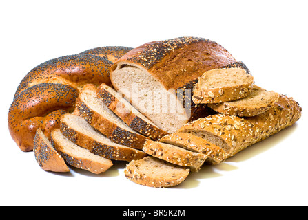 Pain et tranches de pain de blé entier et pain longtemps isolé sur fond blanc Banque D'Images