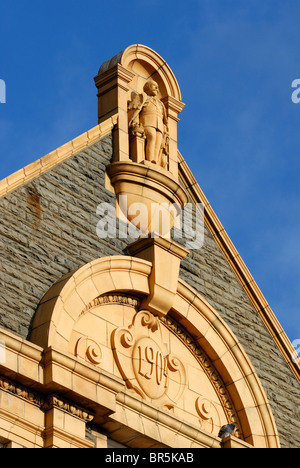 Statue d'Edouard VII sur un toit d'Aberystwyth Banque D'Images