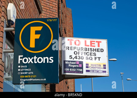 Signe pour foxtons estate agents aux côtés d'un bureau soit par le signe, à Kingston upon Thames, Surrey, Angleterre Banque D'Images