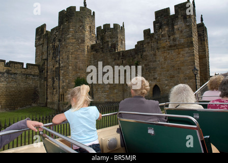 Tour Bus au château d'Alnwick Banque D'Images