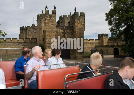 Tour Bus au château d'Alnwick Banque D'Images