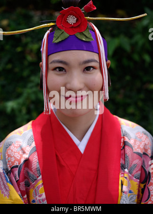 Fille d'Okinawa en costume traditionnel à l'extérieur de Ryukyu Château Shuri Banque D'Images