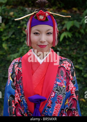 Fille d'Okinawa en costume traditionnel à l'extérieur de Ryukyu Château Shuri Banque D'Images