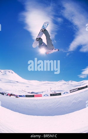 Snowboarder jumping en halfpipe Banque D'Images