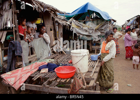 Les résidents d'un village de squatteurs ont tendance à les activités quotidiennes en Kampong Cham, au Cambodge. Banque D'Images