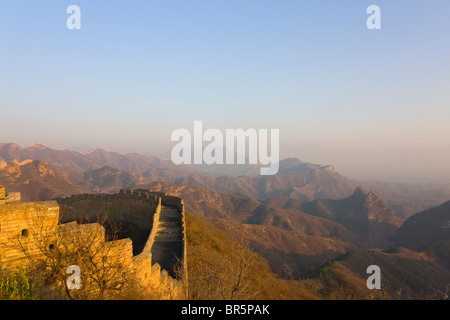 Grande Muraille La liquidation dans la montagne au coucher du soleil, Jinshanling, Hebei, Chine Banque D'Images