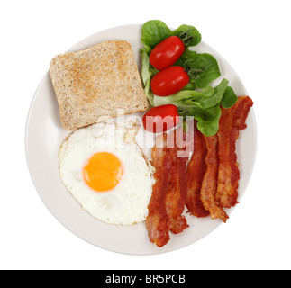 Assiette petit-déjeuner avec œufs, bacon, toasts et tomates isolated over white background Banque D'Images