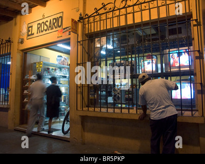 Les Guatémaltèques boutique pour acheter ou à pied plat à vendre à une appliance store Banque D'Images