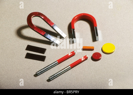 Horseshoe magnet divers bar dur rod large small science de classe la bande en caoutchouc de l'outil Banque D'Images