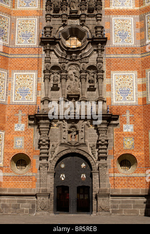 Carreaux Talavera de la façade de style baroque mexicain Templo San Francisco church dans la ville de Puebla, Mexique Banque D'Images