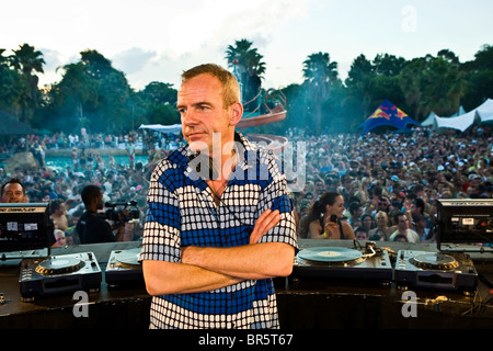 Fatboy Slim faisant semblant d'air ennuyé pendant un concert à l'eau H2O-park à Johannesburg, Afrique du Sud, 2007. Banque D'Images