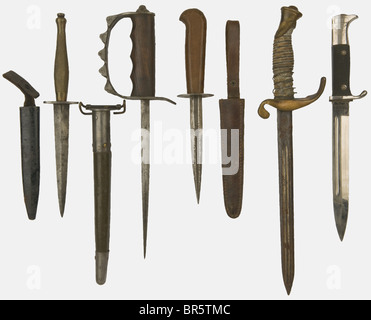 Un groupe d'armes à bords, y compris un commando dagger anglais 'Fairbank & Sikes' avec poignée en bronze moulé (à damier), estampage 'large flèche', lame de 16 cm de long, pas de scrobbard, une baïonnette nickelée allemande WW II avec plaques en plastique noir à damier, la lame estampée 'E PACK & SÖHNE SOLINGEN, pas de scabbard, Un couteau de combat français de la première Guerre mondiale avec une contre-protection en acier estampillée « GP » dans un rectangle, un scabarde en cuir marron, fait guerre, les restes d'une épée allemande avec une lame raccourcie estampillée « Solingen » et une poignée de peau de lézard, une contre-protection brisée, une figue américaine, Banque D'Images