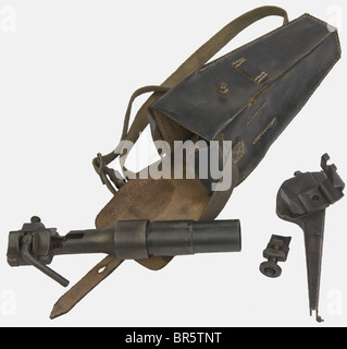 Un lanceur de grenade Mauser 98 K, Gewehrgranatgerät, dans sa pochette noire en cuir artificiel faite sous le code secret 'dk' (WAA eagle 195), sangle en tissu de couleur sable, clé à damier spécifique, avec sa vue particulière (bague cassée) estampillée 'df'. Historique, historique, siècle, arme à feu, armes à feu, armes à feu, armes à feu, armes à feu, armes à feu, armes à feu, armes à feu, armes à feu, armes à feu arme, bras, dispositif de combat, objet, objets, photos, coupures, coupures, découpe, découpes, militaires, militaria, équipement, Banque D'Images